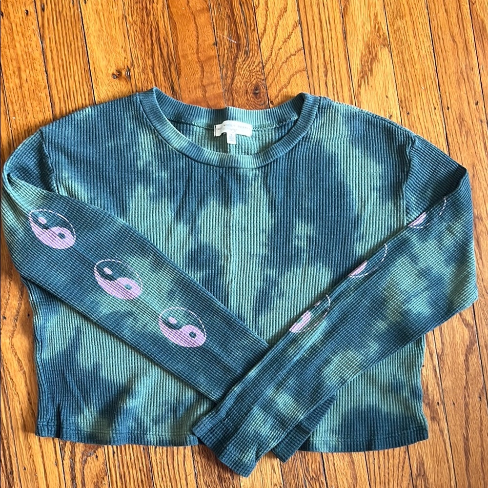 Green Tie-Dye Cropped Long Sleeve with Purple Ying-Yangs